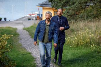 Twee mannen lopen op een pad naar beneden. 