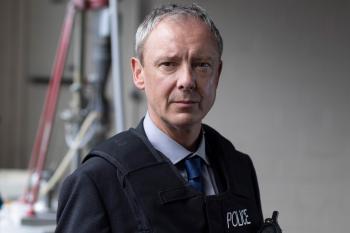 DS Roy Grace kijkt de camera in. 