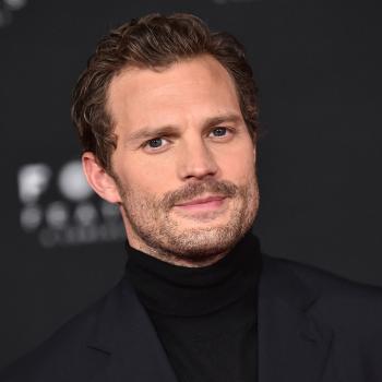 Jamie Dornan tijdens een film premiere. 