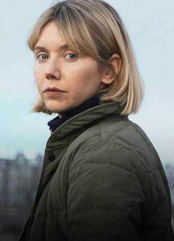 Brigadier Karen Pirie, gespeeld door Lauren Lyle, kijkt recht de camera in. 
