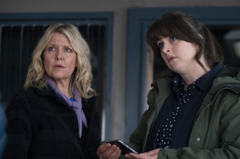 Detectives Calder en Tosh uit Shetland kijken geconcentreerd naar iets naast de camera