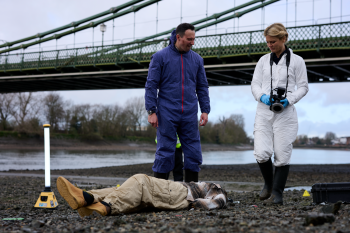 Twe hoofdpersonages van Silent Witness staan onder een brug bij een lijk