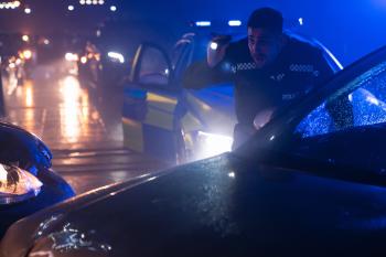 Man voor politieauto