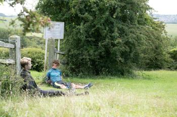 Twee mensen op gras