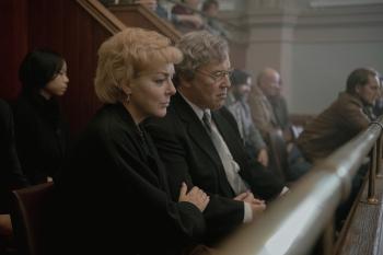 Mensen in een rechtszaal, aandachtig luisterend.