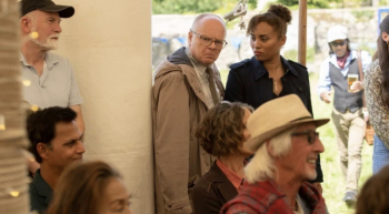 Mensen bijeen op een buitenbijeenkomst, ontspannen sfeer.