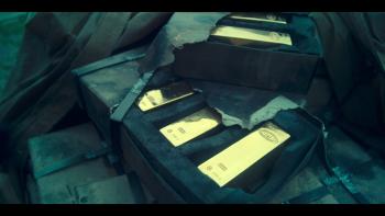 Gouden staven in houten kisten, verspreid in een stapel.