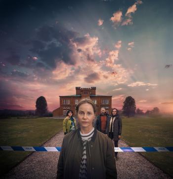 Detective Iris voor het landgoed in Fallen