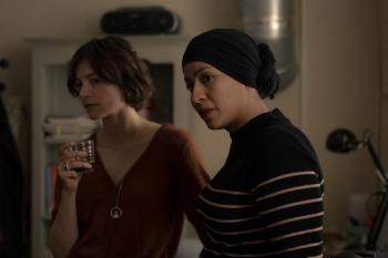 Twee bezorgde vrouwen luisteren aandachtig