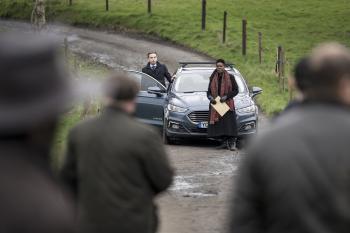 Detectives stappen uit auto en loopt op menigte af