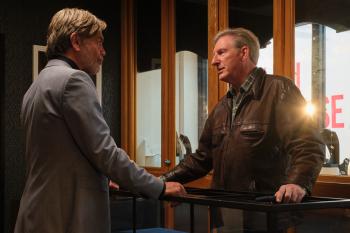 Twee mannen voeren een indringend gesprek