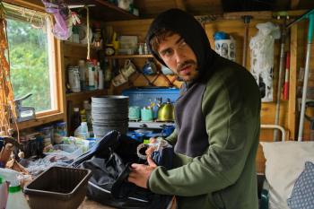 Man met capuchon verbergt gestolen sieraden in zijn caravan