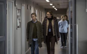 Twee vrouwen lopen door de gang van een ziekenhuis