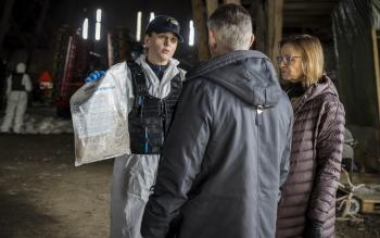 Politie laat gevonden materiaal zien in een schuur