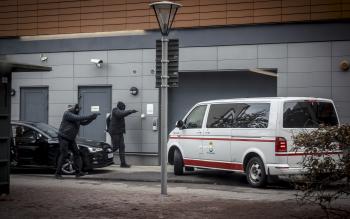 Gemaskerde mannen trekken hun pistool richting een busje