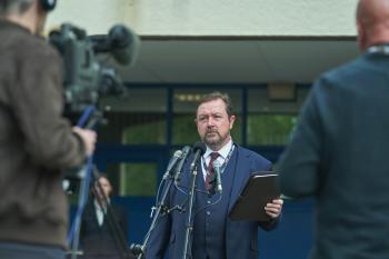 Man houdt een belangrijke toespraak