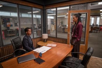 Twee vrouwen voeren een heftig gesprek in een kantoor