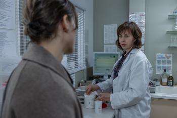 Een apotheker praat met een vrouw