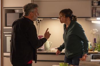 Een man een vrouw maken ruzie in de keuken 