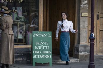 Een vrouw loopt uit een winkel 