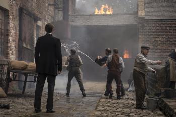 Bewoners van een middeleeuws dorpje proberen een brand te blussen