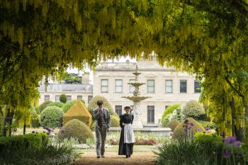 Emma en Edwin wandelen door een prachtige tuin