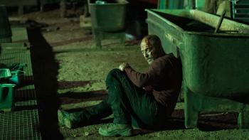 Gewonde man verschuilt zich in het donker 