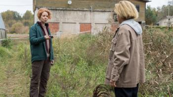 Twee vrouwen op een erf met een geheimzinnige horloge 