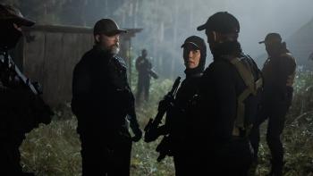 Mensen met geweren in het bos