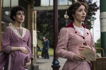Twee vrouwen in roze jurken staan buiten