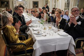 Een luxe diner met veel gasten die klappen