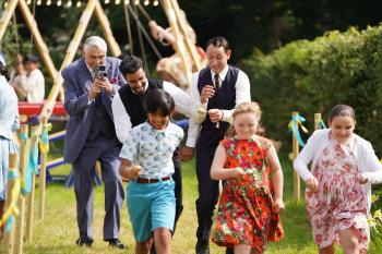 Kinderen rennen vrolijk rond op een feest