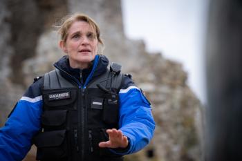 Een vrouw in een Frans detective uniform