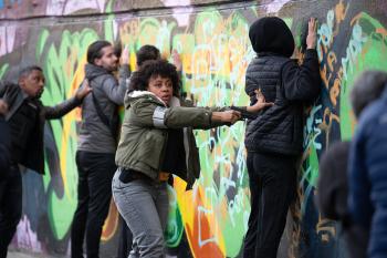 Een groep jongens worden door gewapende mensen gearresteerd