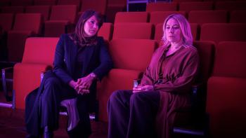 Twee vrouwen zitten in een bioscoopzaal