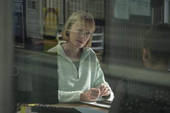 Een vrouw vanachter een glas