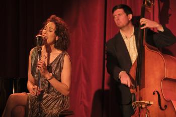 Een vrouw zingt in een jazzcafé, een man speelt cello