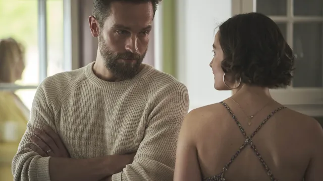 Man kijkt naar vrouw de vrouw staat met haar rug richting de camera.