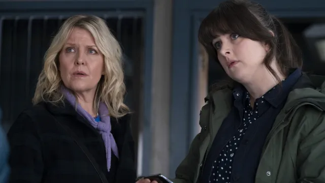 Detectives Calder en Tosh uit Shetland kijken geconcentreerd naar iets naast de camera