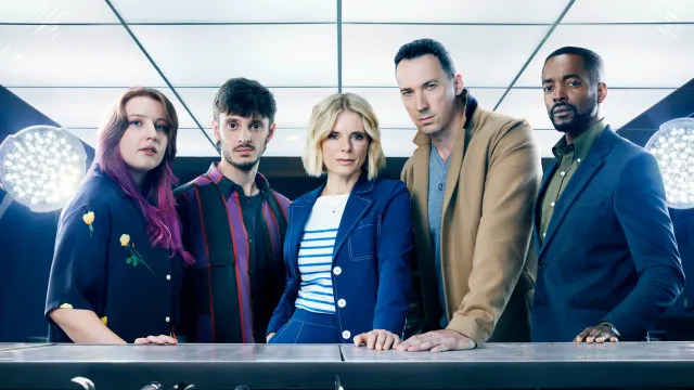 De 5 hoofdpersonen van Silent Witness staan naast elkaar in een wit verlichte kamer