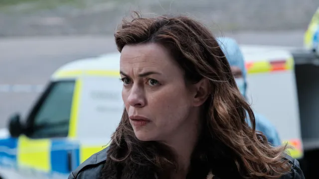 Actrice Eve Myles speelt Jeanette in The Crow Girl en kijkt bezirgd langs de camera met wind in haar haar