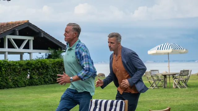 Dan en Flemming rennen over een grasveld