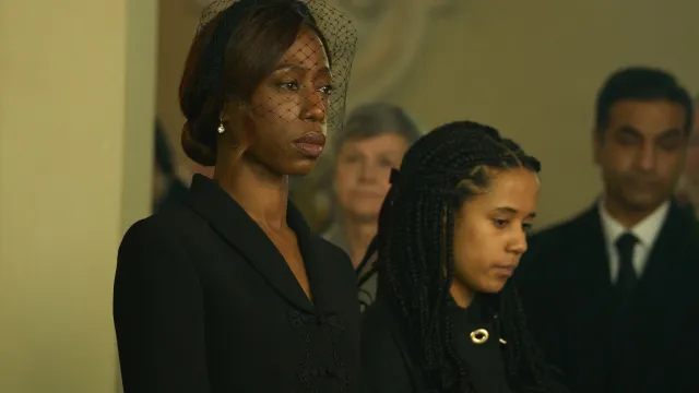 Vrouw in zwarte kleding