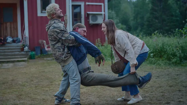 Man en vrouw tillen man