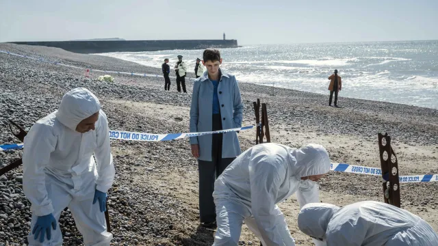 Forensisch team werkt op een kiezelstrand.