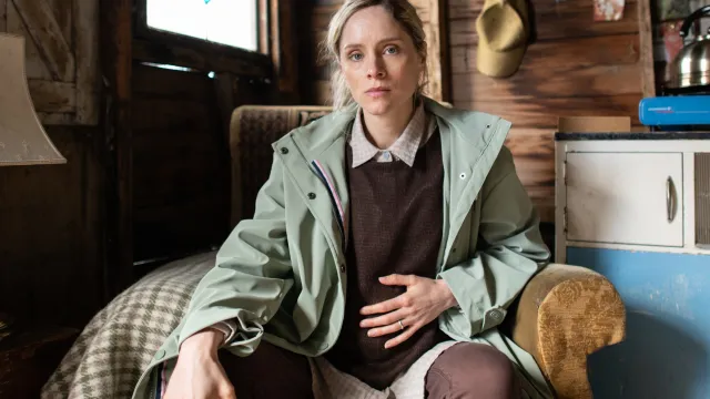 Zwangere mevrouw in een schuur