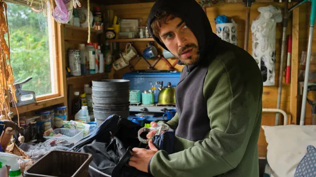 Man met capuchon verbergt gestolen sieraden in zijn caravan