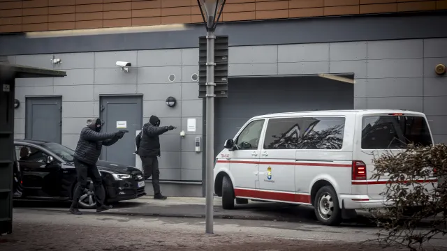 Gemaskerde mannen trekken hun pistool richting een busje