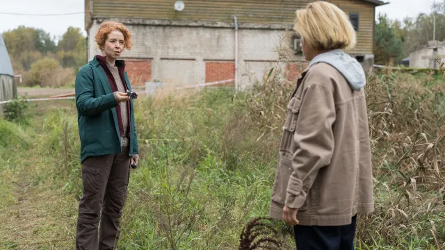 Twee vrouwen op een erf met een geheimzinnige horloge