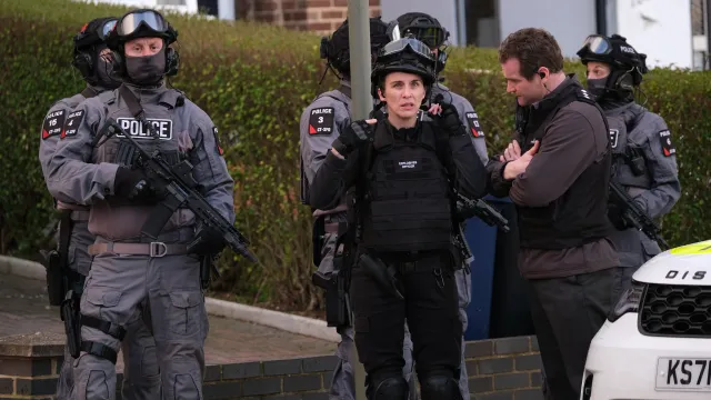 Zwaar bewapende politie staat paraat